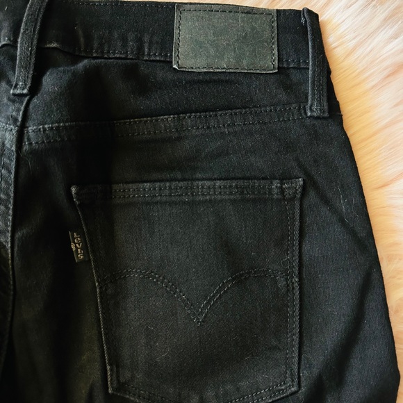Levi’s Slimming Bootcut Jeans! - Picture 5 of 8